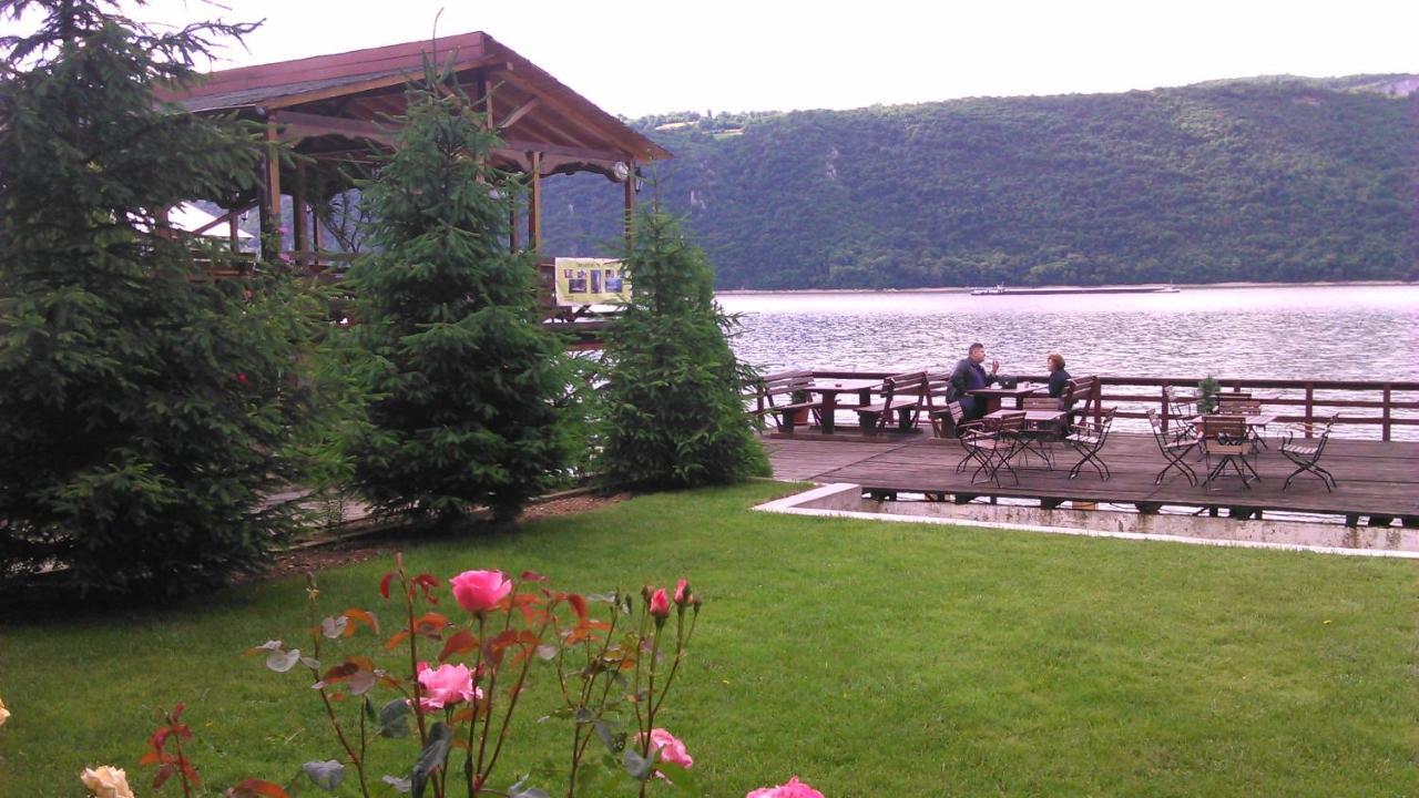 Pension La Ponton Ieşelniţa Exterior foto
